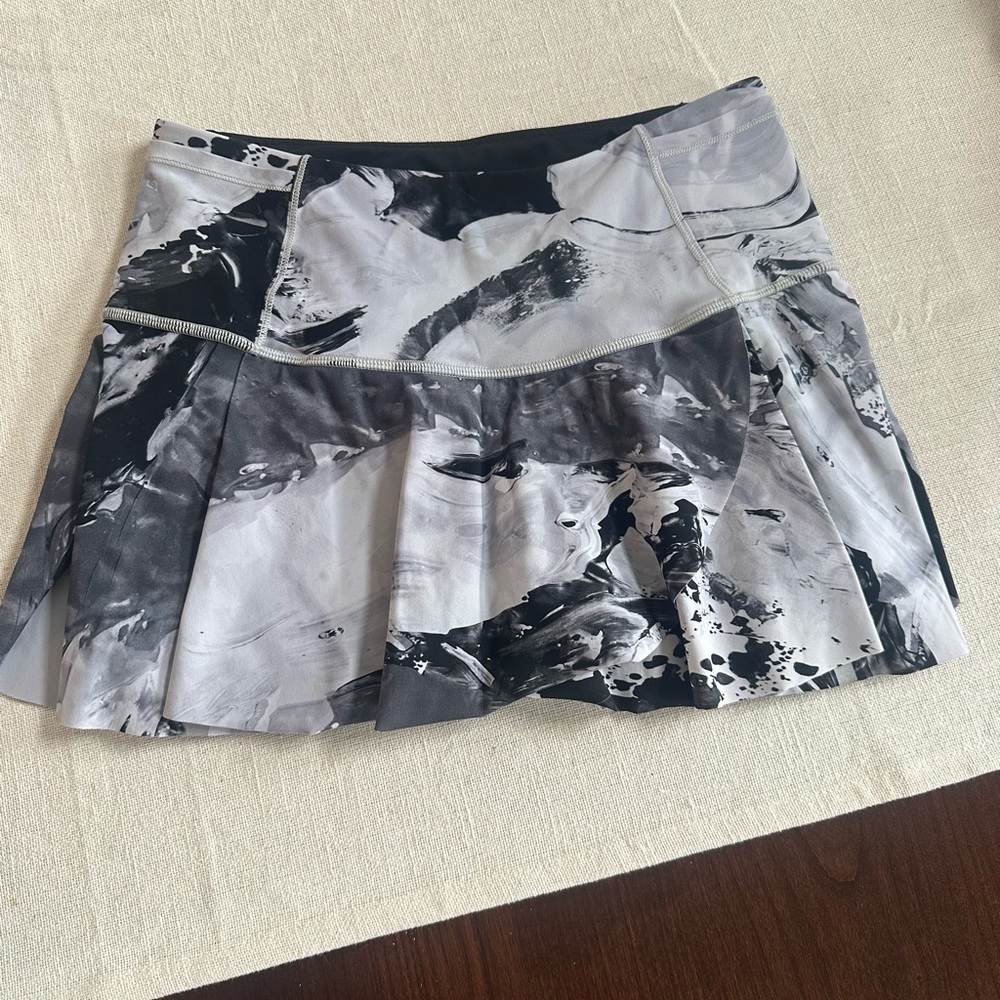 Lululemon Tennis skirt skort black gray white marble print sz 4 built in shorts